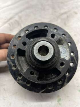 2tw-f5111-00-nw Yamaha 90-98 Rt 180 Rt180 Oem Factory Front Wheel Hub Good